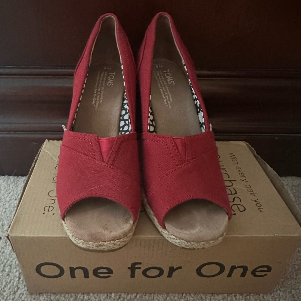 Tom’s red canvas wedge size 8
